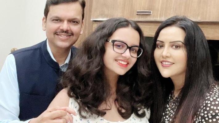 महाराष्ट्र CM देवेंद्र फडणवीस की टैलेंटेड बेटी दिविजा फडणवीस महाराष्ट्र CM देवेंद्र फडणवीस की टैलेंटेड बेटी दिविजा फडणवीस