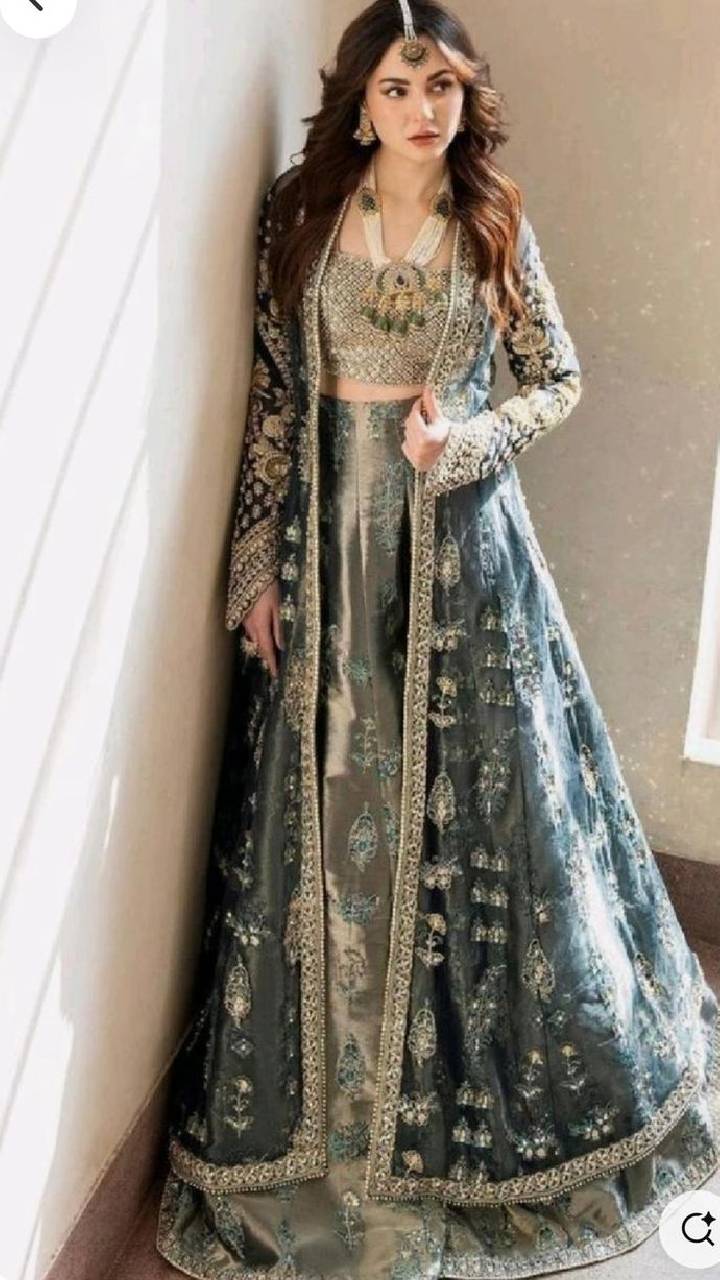 ಪಾಕ್‌ ನಟಿ ಹನಿಯಾ ಆಮೀರ್​ಗೆ ನೀರಿನ ಬಾಟಲಿ ಗಿಫ್ಟ್ ಕಳಿಸಿದ ಫ್ಯಾನ್ಸ್..!