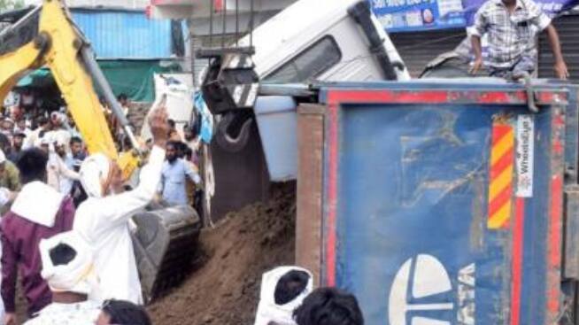 hingoli tipper crushes 