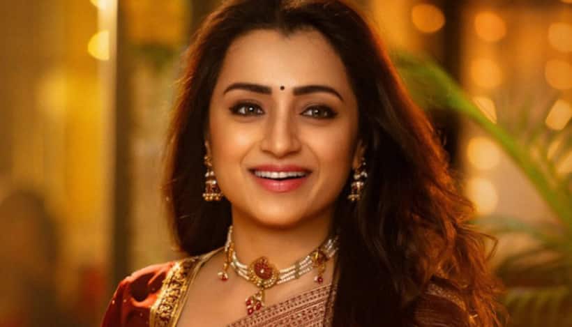 విశ్వంభర టీమ్ నుంచి  త్రిష కు బర్త్ డే గిఫ్ట్,  స్పెషల్ పోస్టర్ రిలీజ్ చేసిన మేకర్స్