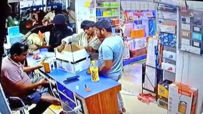 साहिबगंज गोलीकांड: दुकान पर बैठे युवक को मारी गोली, देखिए दिल दहला देने वाला Video