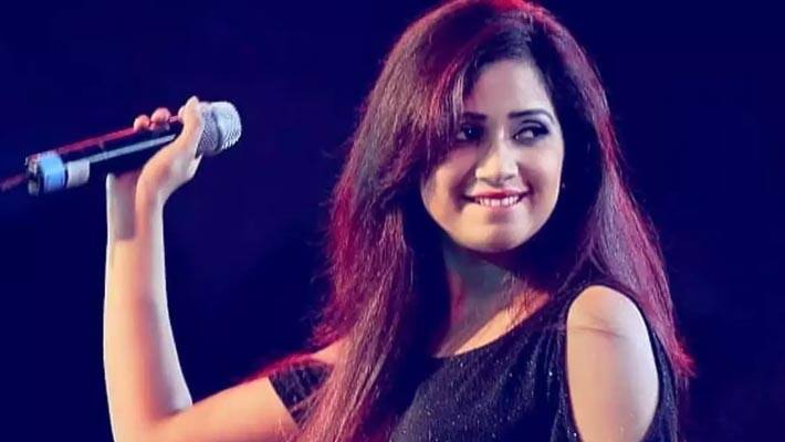 Shreya Ghoshal honors Indian Soldiers with emotional performance in Mumbai [WATCH]