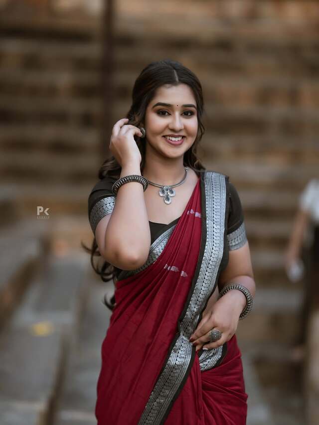 Mouna Guddemane stunning in saree pav 