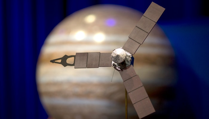 Juno mission reveals dancing cyclones on Jupiter