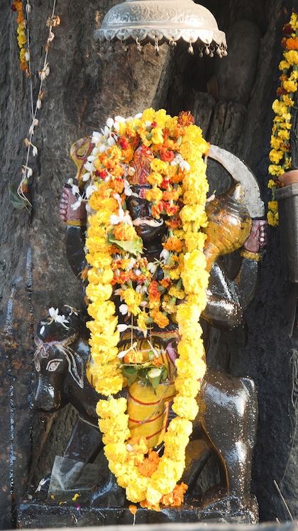 <p>శనిదేవుడిని ప్రసన్నం చేసుకోవడానికి శనివారం ప్రత్యేక పూజలు చేయాలి. శనివారం శనిదేవుని 10 నామాలు జపిస్తే శుభ ఫలితాలు కలుగుతాయి.</p>
