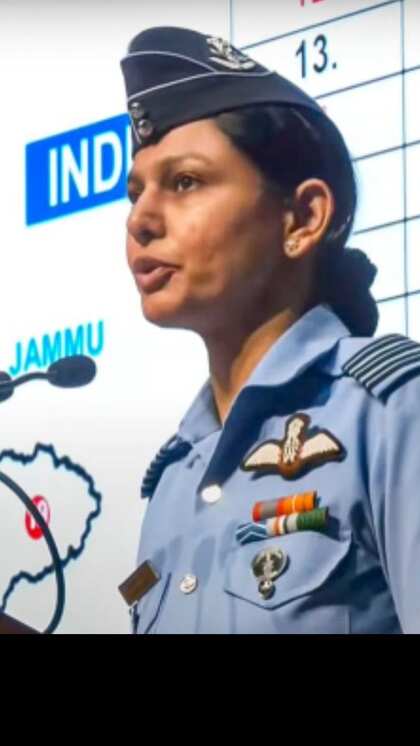 యుద్ధ హెలికాప్టర్లు నడపడంలో నిపుణురాలు