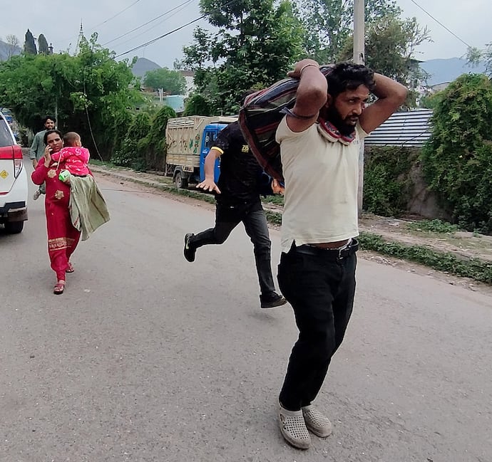 पाकिस्तान की हिमाकत, गोलीबारी में 15 नागरिकों की मौत
