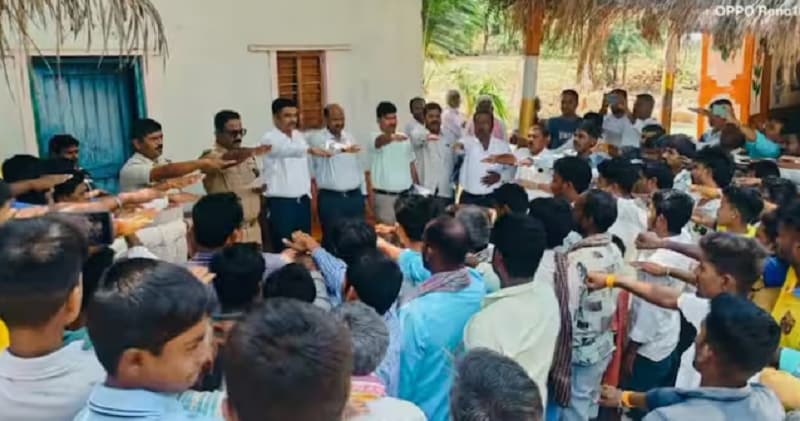 Cutting Salon opens in Muddaballi Village At Koppal gvd