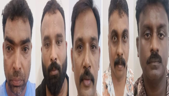 five men followed a car and blocked in front of a signal at night and robbed chain and money