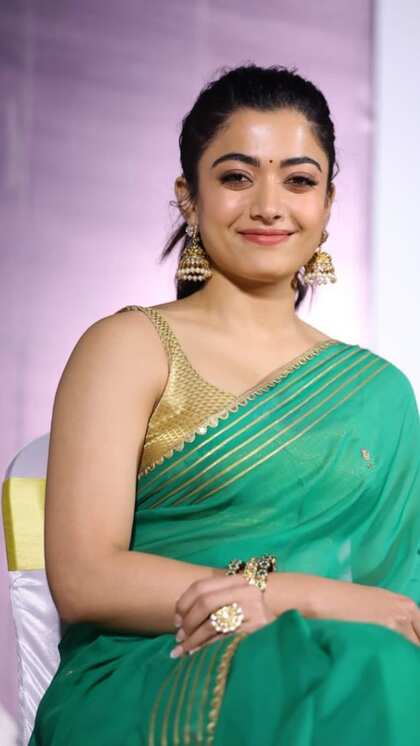 బంగారు బ్లౌజ్‌తో పచ్చని చీర