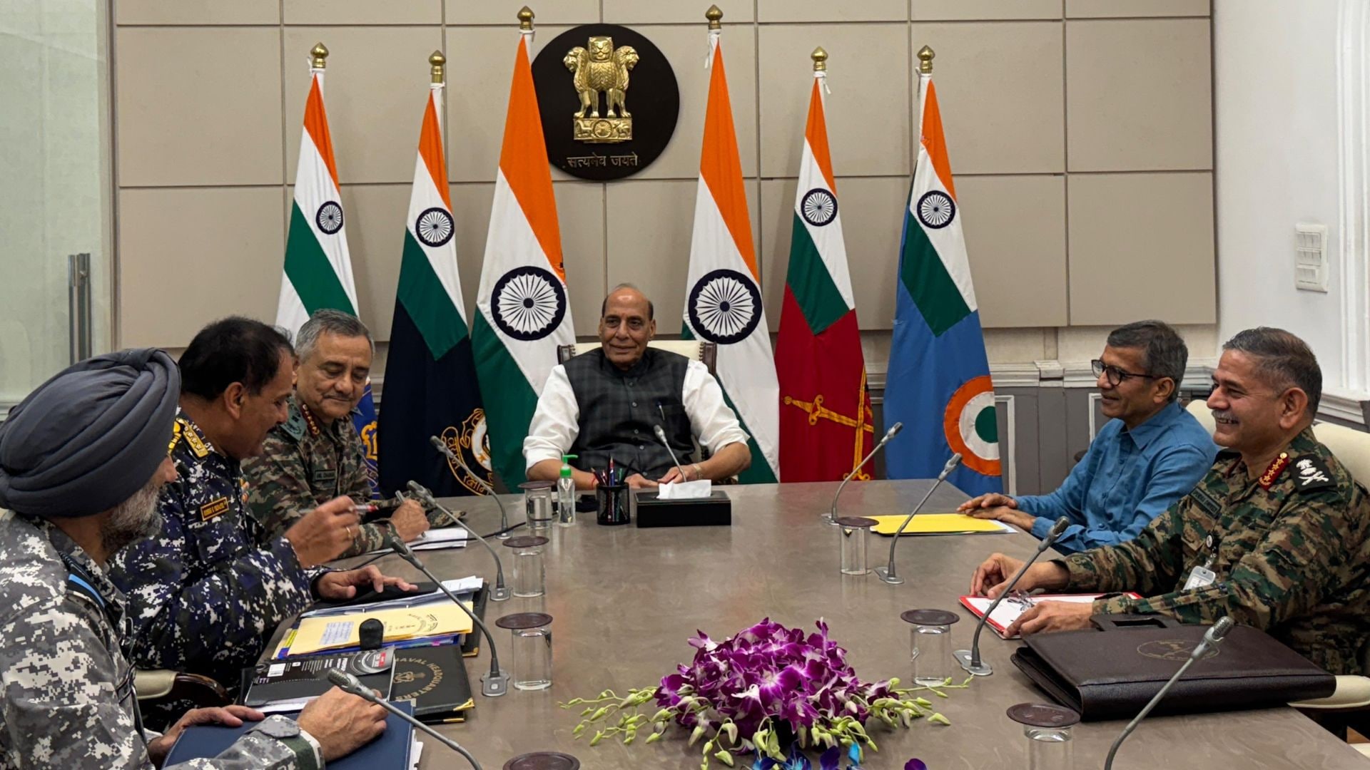 rajnath-singh-meets-military-chiefs-amid-pakistan-tensions san