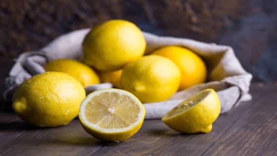 DIY Hacks: सेब का रंग बचाने से सिंक चमकाने तक, जानें नींबू के 4 गजब फायदे