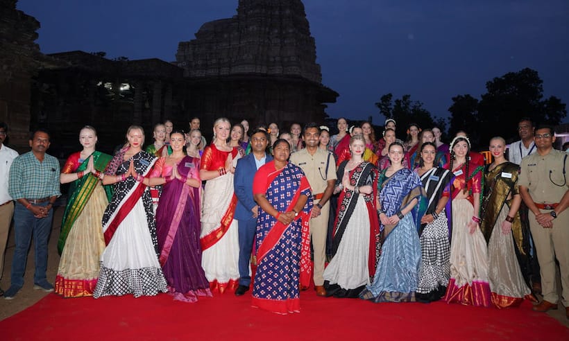 వరంగల్ లో సందడి చేసిన అందాల భామలు, వెయ్యి స్తంభాల గుడిలో ప్రపంచ సుందరీమణులు