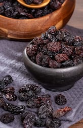 10 Amazing Benefits of Drinking Soaked Raisin Water Every Morning