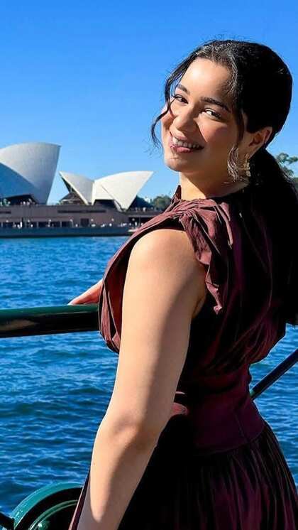 హీరోయిన్లతో సారా పోటీ