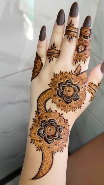 Mehndi Designs: మెహందీ పెట్టుకుంటున్నారా.. ఈ అదిరిపోయే డిజైన్స్ మీకోసం
