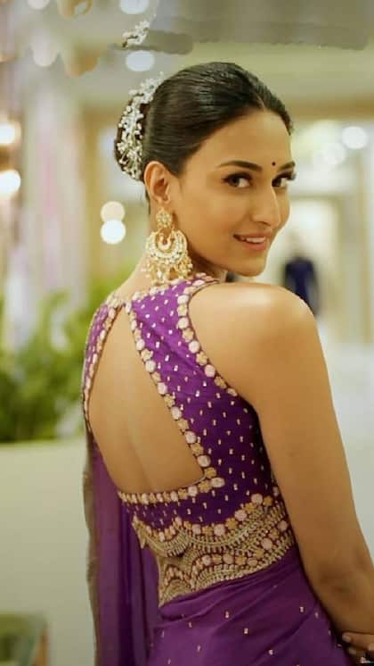 హాల్టర్ నెక్ బ్లౌజ్ డిజైన్