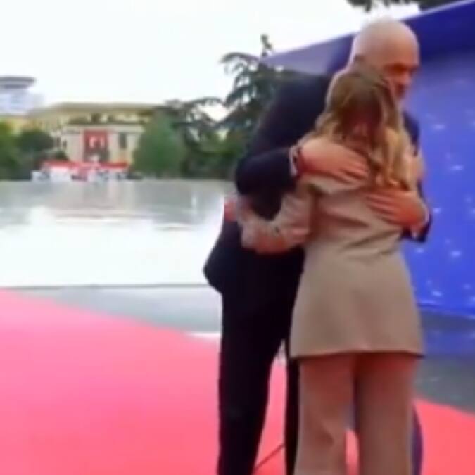 Albania PM ने रेड कार्पेट पर घुटनों पर झुककर किया Giorgia Meloni का स्वागत-Video Viral