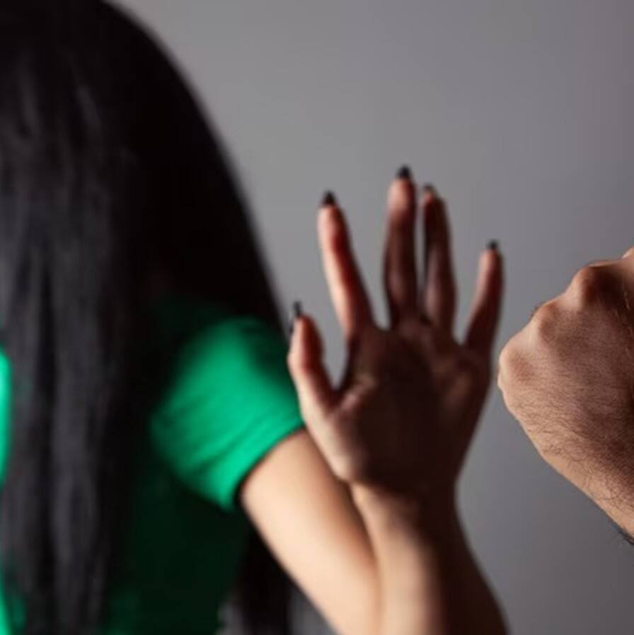 विदेश में था बेटा, पीछे बहू से ससुर करता रहा घिनौनी हरकतें – अब सामने आई रूह कंपा देने वाली सच्चाई