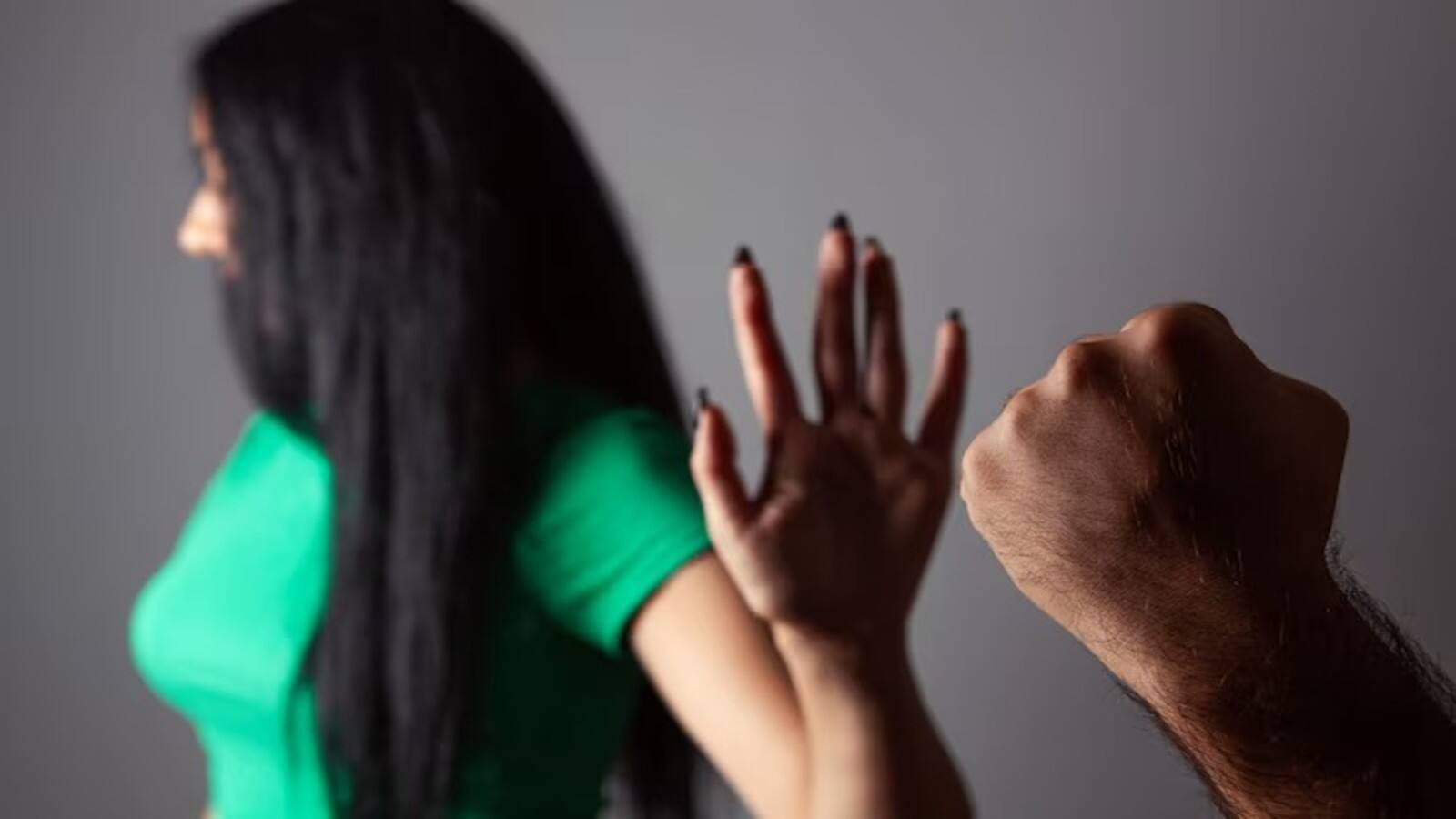 विदेश में था बेटा, पीछे बहू से ससुर करता रहा घिनौनी हरकतें – अब सामने आई रूह कंपा देने वाली सच्चाई