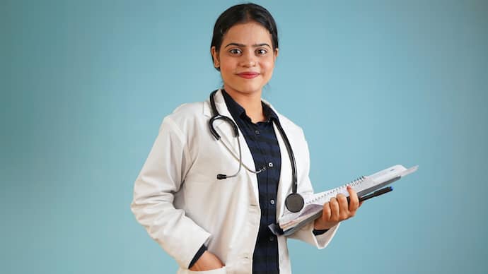 NEET UG 2025 के रिजल्ट पर अस्थायी रोक के बीच छात्रों को मार्क्स और एडमिशन की चिंता