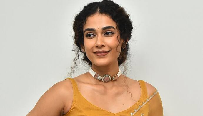 `షష్టిపూర్తి`తో తెలుగు ఆడియెన్స్ ముందుకు ఆకాంక్ష సింగ్‌