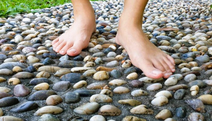 कंकड़ों पर चलने के स्वास्थ्य लाभ कंकड़ों पर चलने के स्वास्थ्य लाभ