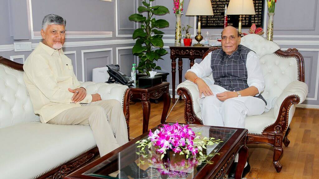 Rajnath Singh meets N. Chandrababu Naidu at South Block