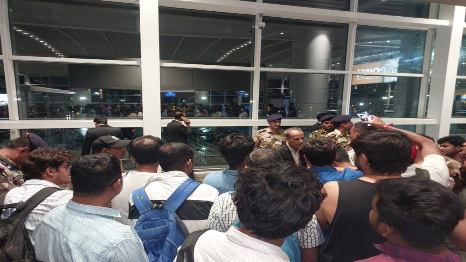 Delhi airport, flight delay