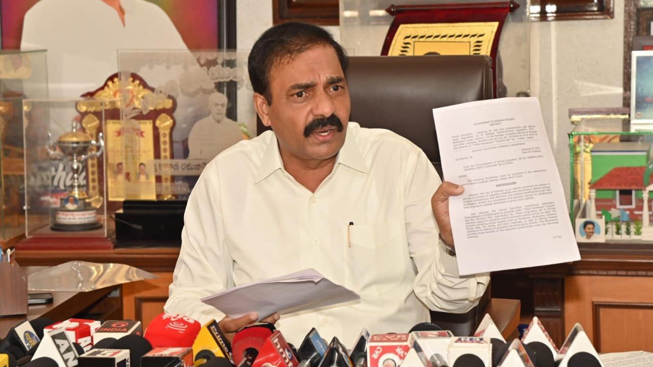 ఏపీ మాజీ మంత్రి కాకాణి గోవర్ధన్ రెడ్డి అరెస్టు ఏపీ మాజీ మంత్రి కాకాణి గోవర్ధన్ రెడ్డి అరెస్టు
