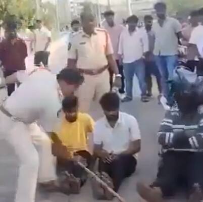 Viral Video: నడిరోడ్డుపై లాఠీలతో యువ‌కుల‌కు బడితే పూజ చేసిన పోలీసులు.. ఎందుకంటే.