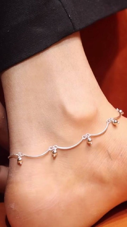 Avoid Summer Foot Marks with 5 Lightweight Silver Anklets
