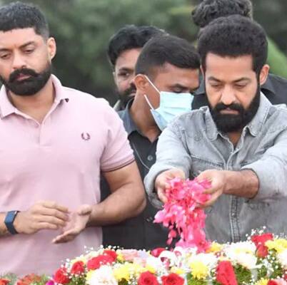 ఎన్టీఆర్ 102వ జయంతి: నివాళి అర్పించిన జూ.ఎన్టీఆర్, కళ్యాణ్ రామ్.. ఎమోషనల్ గా కనిపించిన నందమూరి బ్రదర్స్