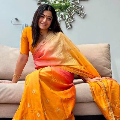 విజయ్ దేవరకొండ ఇంట్లో రష్మిక ? చీర గిఫ్ట్ గా ఇచ్చింది ఎవరు, ఆమె ఇచ్చిన హింట్ తో పసిగట్టిన నెటిజన్లు