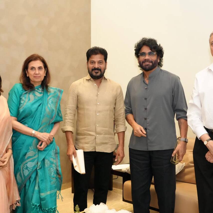 సీఎం రేవంత్ రెడ్డిని కలిసి నాగార్జున దంపతులు,  అఖిల్ పెళ్లికి  ఆహ్వానం