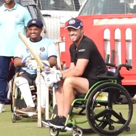 AB de Villiers plays wheelchair cricket with the Mumbai team at Islam Gymkhana (WATCH)