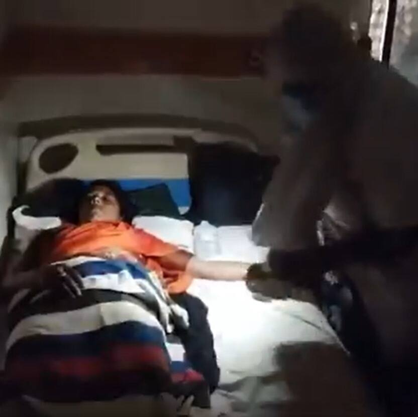 Telangana: Video shows doctors treating patients under mobile torchlight after power outage (WATCH)