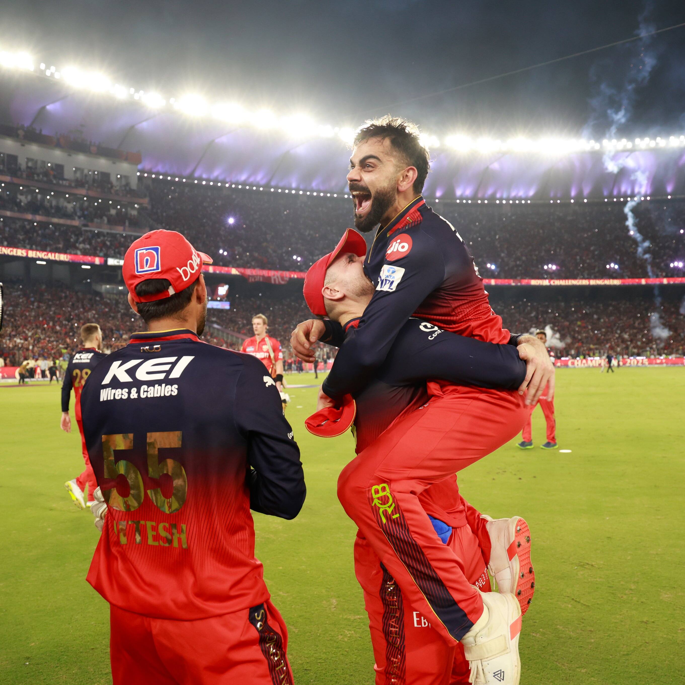 Diwali in Bengaluru: RCB's IPL 2025 triumph sends fans into a frenzy, fireworks erupts (WATCH)