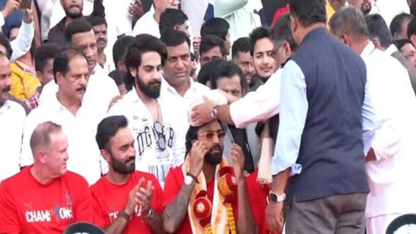 RCB players being felicitated at the Vidhana Soudha