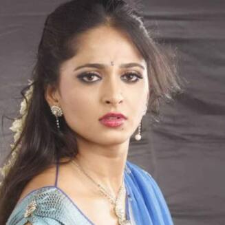 ఎల్లో చీర కట్టి వెనక్కి తిరిగి చూసిన అనుష్క.. ఏకంగా 40 యాక్సిడెంట్లు, మొత్తం రచ్చ రచ్చ