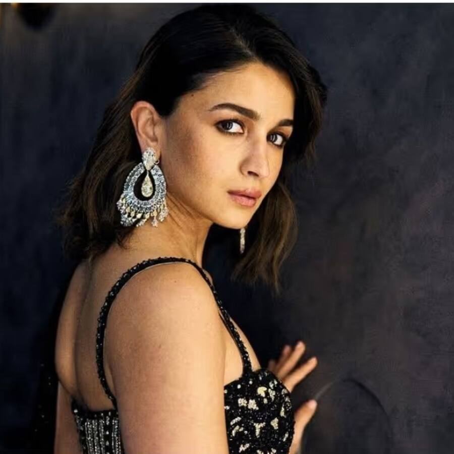 ఫస్ట్ సినిమాతోనే వంద కోట్లు రాబట్టిన బాలీవుడ్‌ స్టార్‌ కిడ్స్.. జాన్వీ కపూర్‌, ఆలియా లిస్ట్