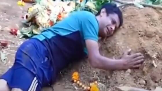Bengaluru Stampede पोटच्या पोराला पुरल्यावर वडीलांनी फोडला टाहो, हा VIDEO तुमचे काळीज पिळवटून टाकेल