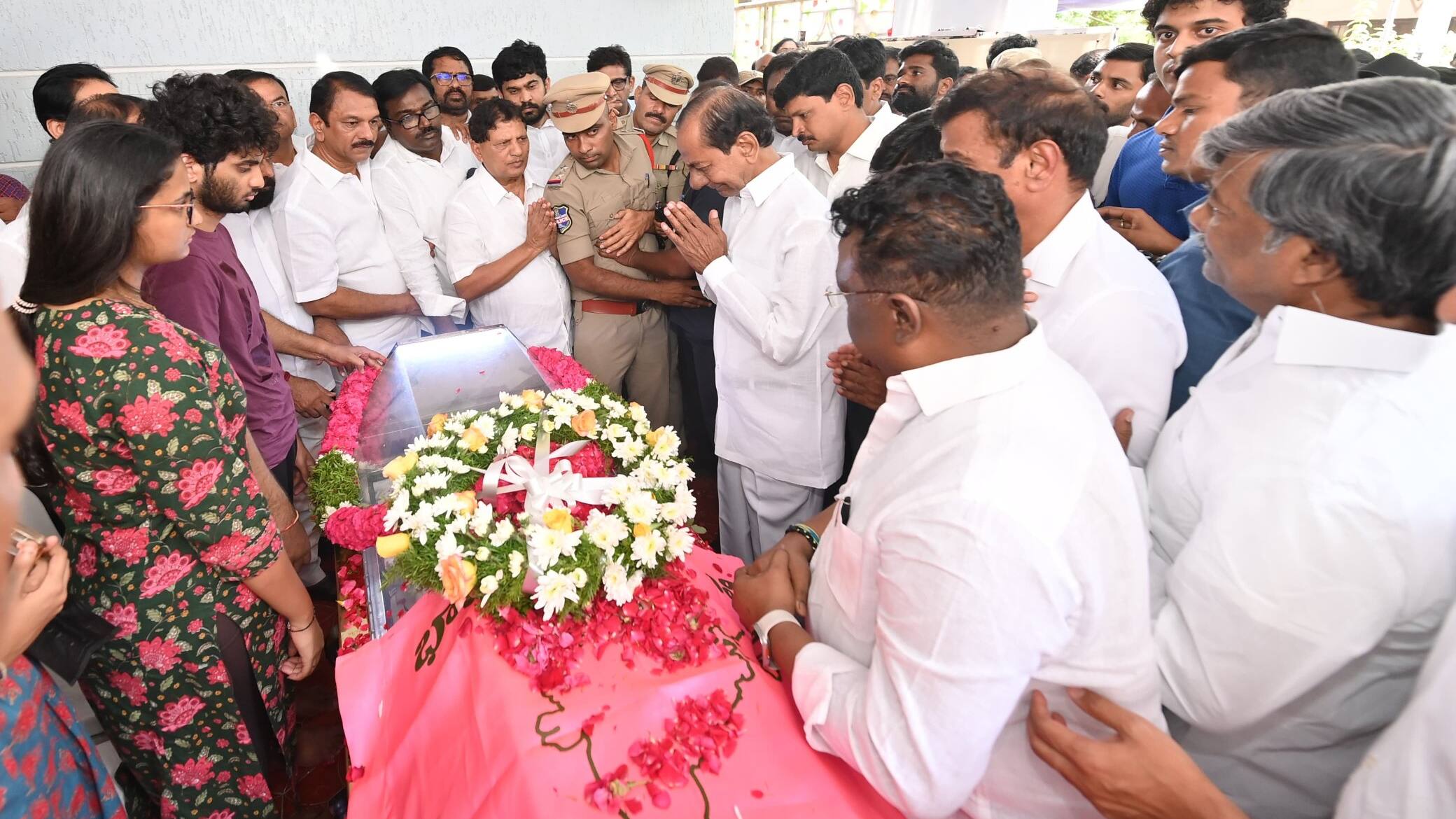 KCR sheds tears while paying tribute to Maganti Gopinath