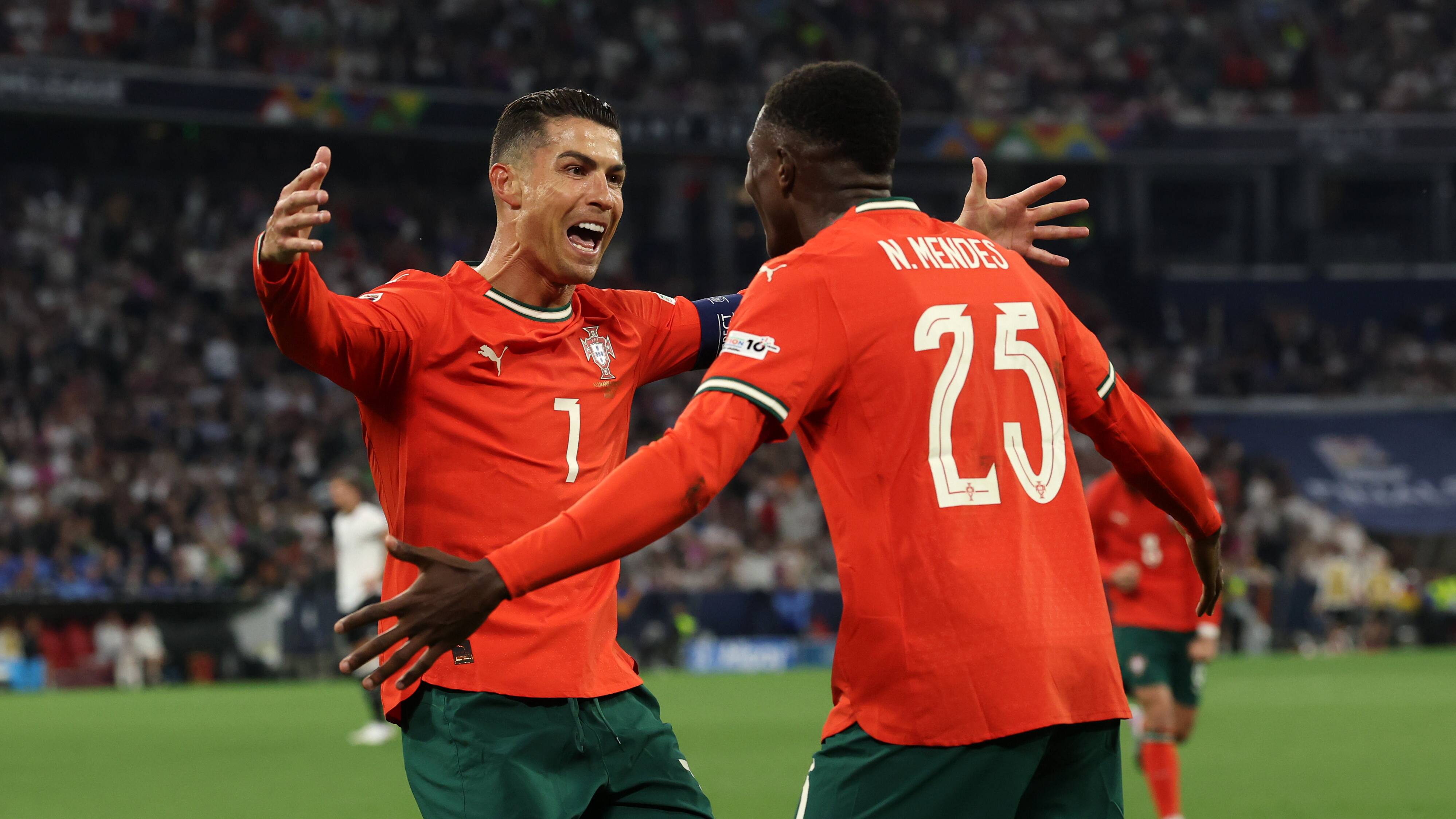  Cristiano Ronaldo,  Nuno Mendes