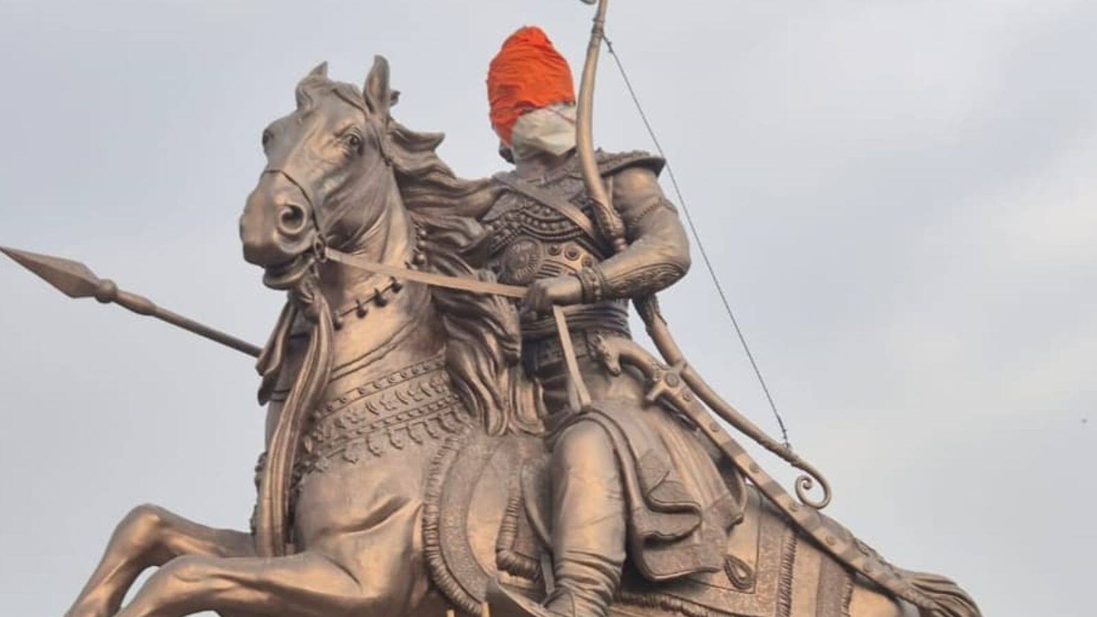 statue