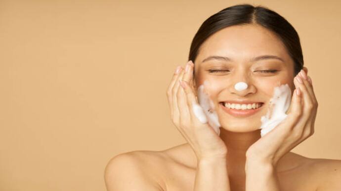 जेंटल फेशवॉश और क्लींजर का इस्तेमाल (Gentle Facewash or Cleanser for skin)