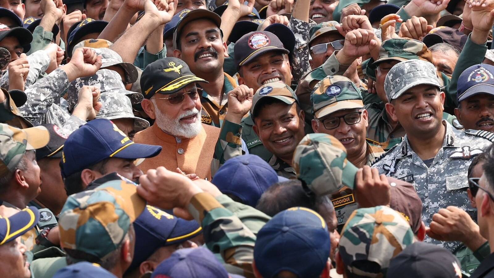 PM Modi with Indian Armymen