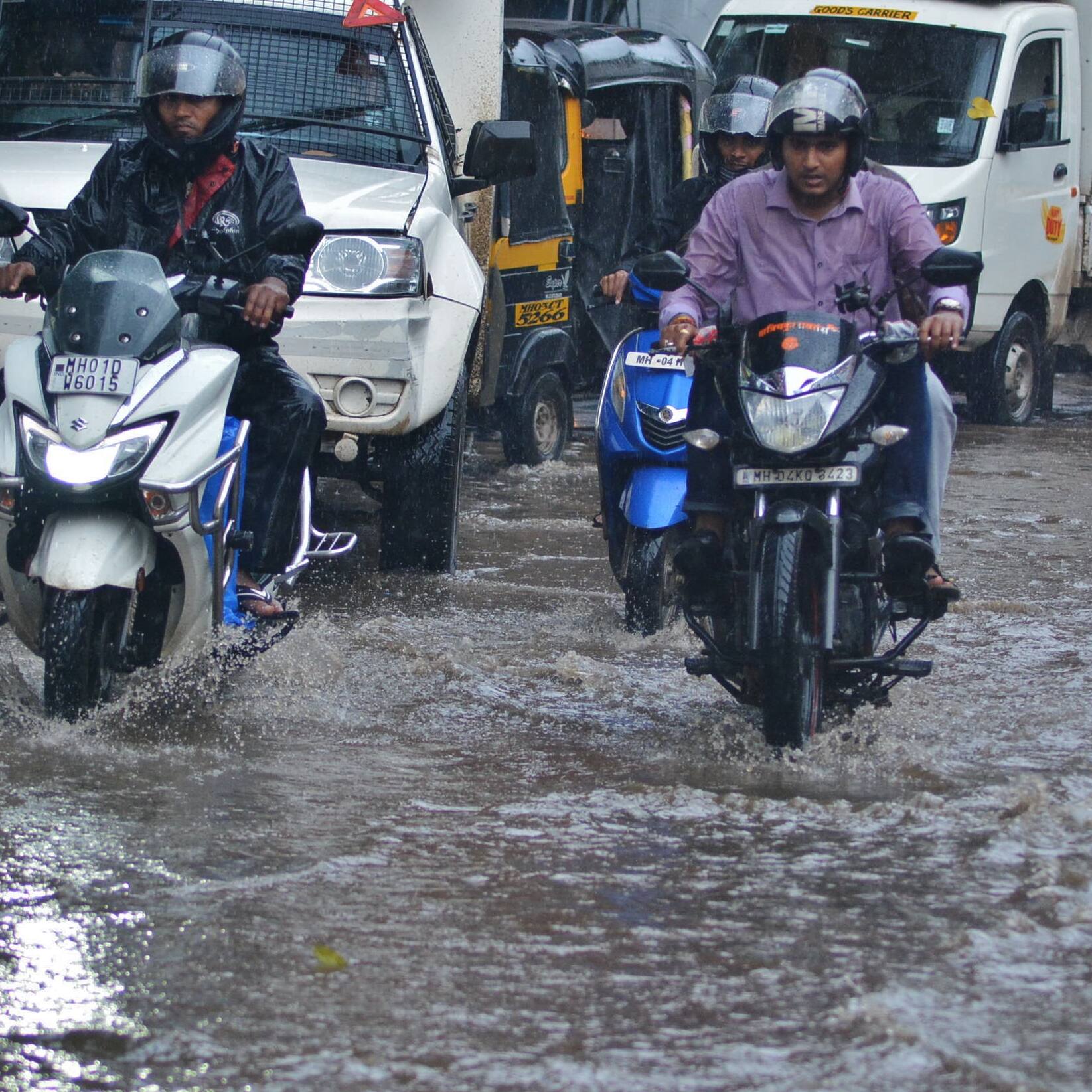 Telugu States Weather : తెలుగోళ్లకు వింత అనుభవం... ఇక్కడ భారీ వర్షాలు, అక్కడ 40 డిగ్రీల మండుటెండలు