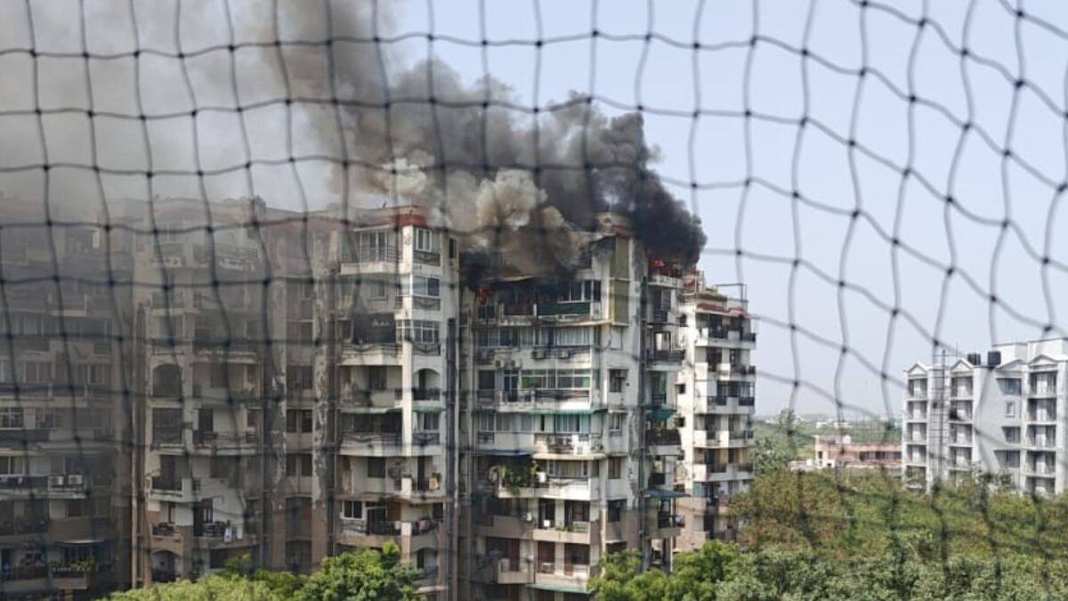 दिल्ली के द्वारका सेक्टर 13 में लगी आग