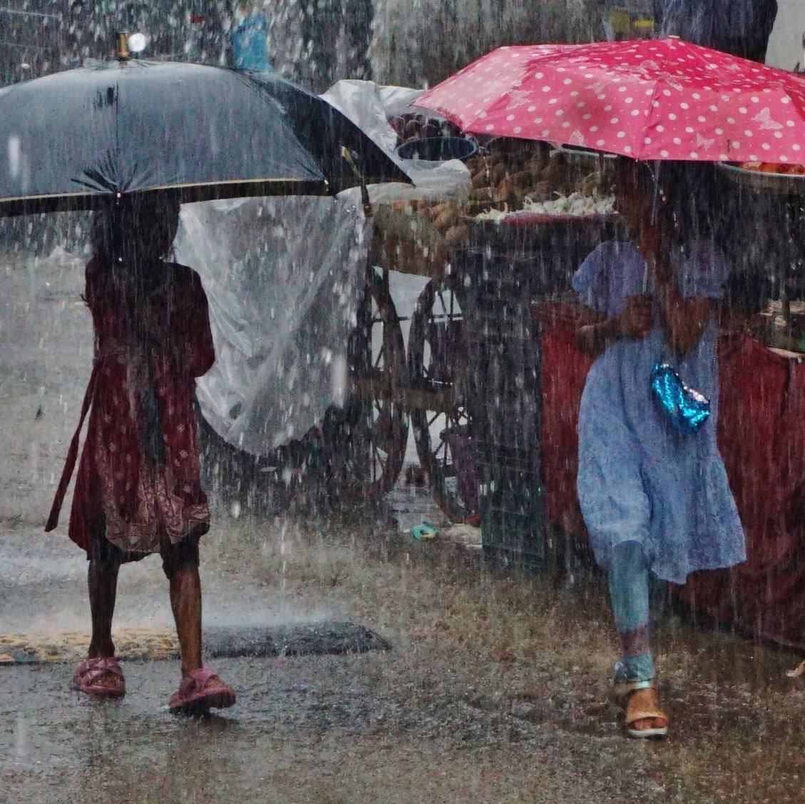 Telangana Rain Alert : తెలుగు ప్రజలకు చల్లని కబురు ... భారీ వర్షాలు కురిసే ఈ జిల్లాలకు ఎల్లో అలర్ట్